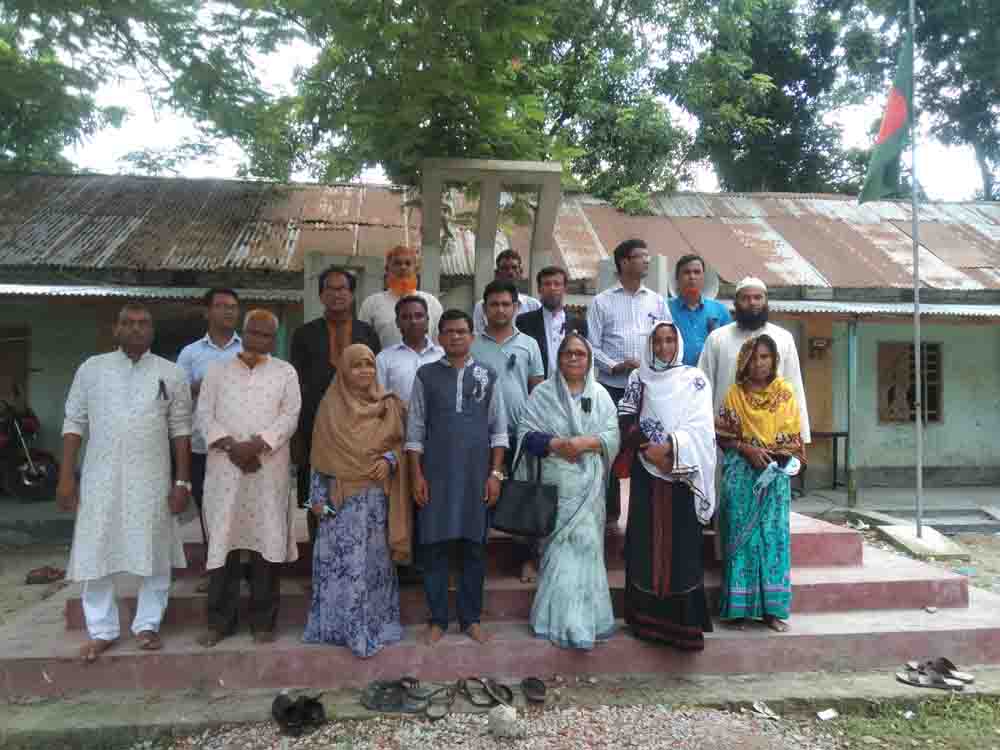 শিক্ষক-কর্মচারী ও ম‌্যানেজিং কমিটির সদ‌স‌্যগণে যৌথ ছবি
